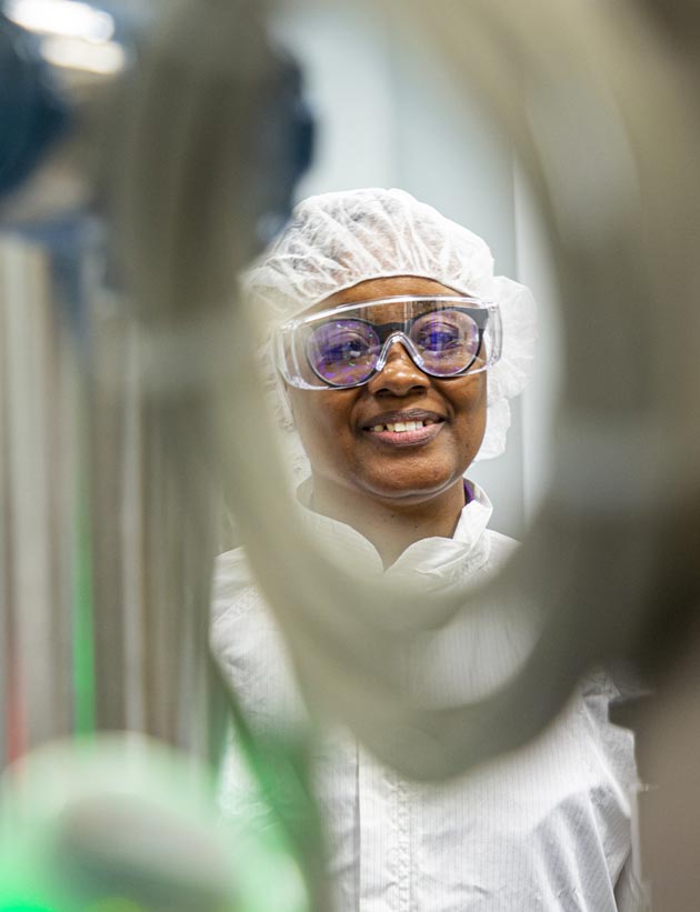 Biogen darbinieks strādā laboratorijā