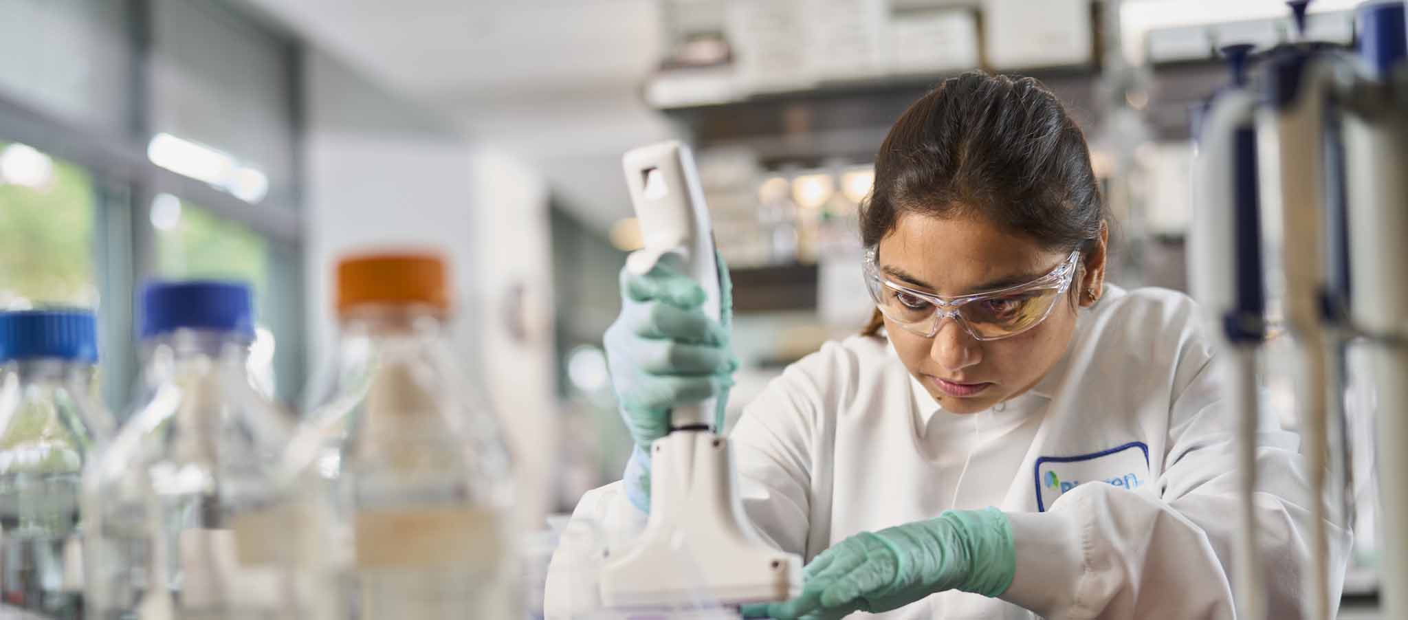 Biogen zinātnieks, kas strādā Kembridžā, MA laboratorijā