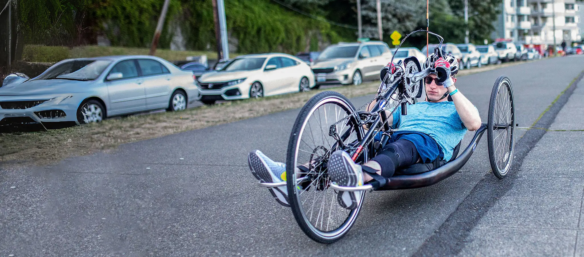 Vīrietis ar Frīdreiha ataksiju brauc ar velosipēdu